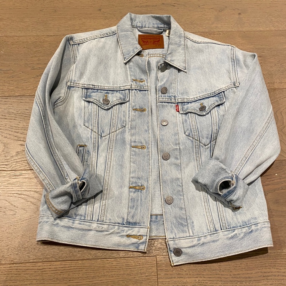 NWOT Levi’s washed denim jean jacket